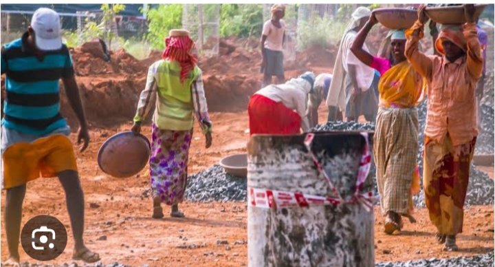 भयंकर गर्मी में मजदूरी करते मजदूर