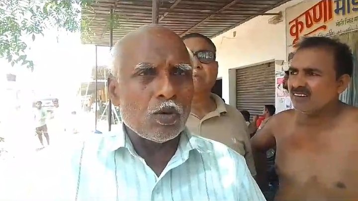 अवैध निर्माण का आरोप लगाते लोग