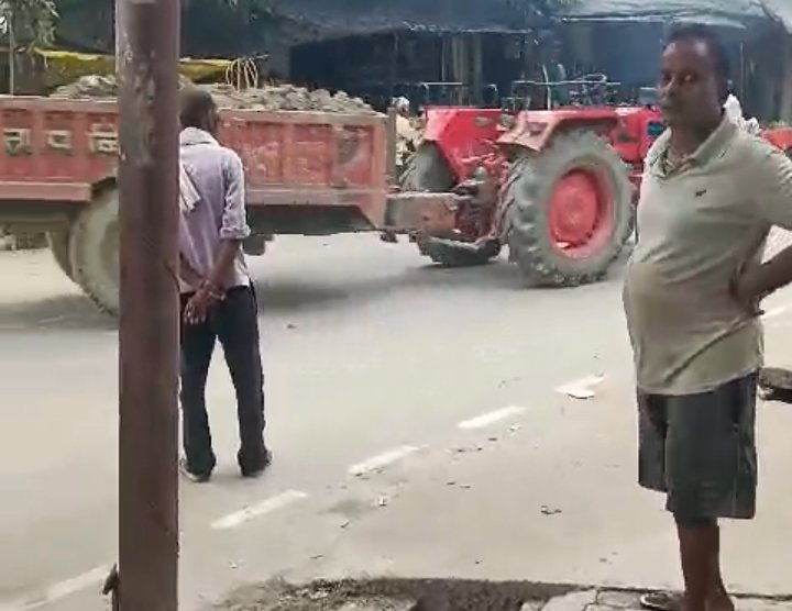 खनन करते हुए ट्रैक्टर का फाइल फोटो
