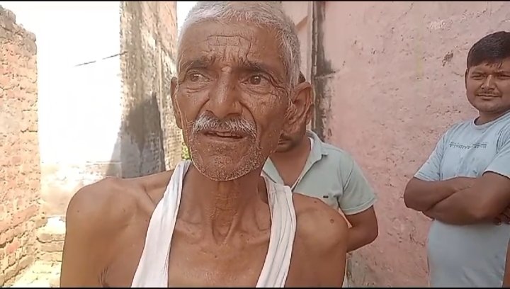 अपने गांव की समस्या मीडिया के सामने शेयर करता बुजुर्ग