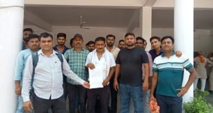 सब मीटर रीडरों ने वेतन न मिलने के संबंध में जिलाधिकारी को सौंपा ज्ञापन*