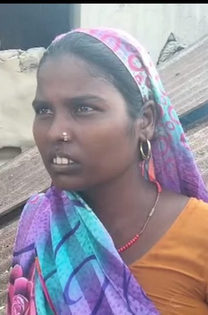 झोपड़ी गिराने की जानकारी देती महिला