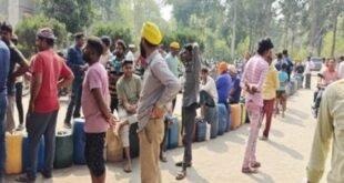 बहराइच में पेट्रोल पंपों पर लगी लाइनें,दाम बढ़ने की आशंका पर पेट्रोल-डीजल डंप कर रहे लोग*