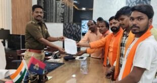 मुख्यमंत्री योगी आदित्यनाथ पर आपत्तिजनक टिप्पणी को लेकर हिंदी युवा वाहिनी के कार्यकर्ताओं ने पुलिस अधीक्षक को दिया ज्ञापन*